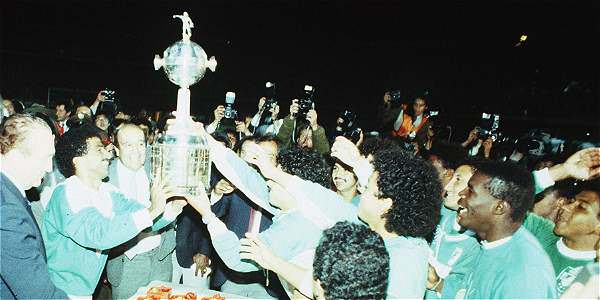 Atletico Nacional with the Copa Libertadores trophy in 1989